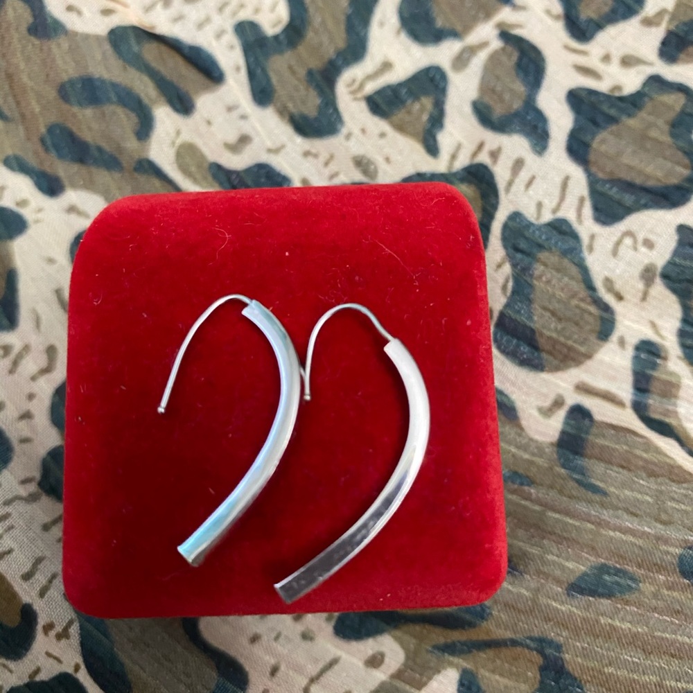 10k White Gold Curved Bar Hoop Earrings
